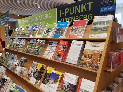 Regal mit Flyern und Broschüren in der Tourist-Info in Altenberg.